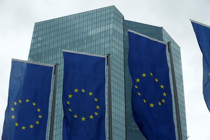 © Reuters. Флаги ЕС у штаб-квартиры ЕЦБ во Франкфурте-на-Майне