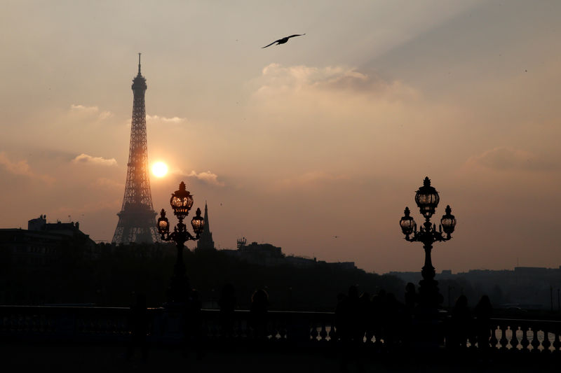© Reuters. The Eiffel tower is pictured as the sun sets on a winter day in Paris