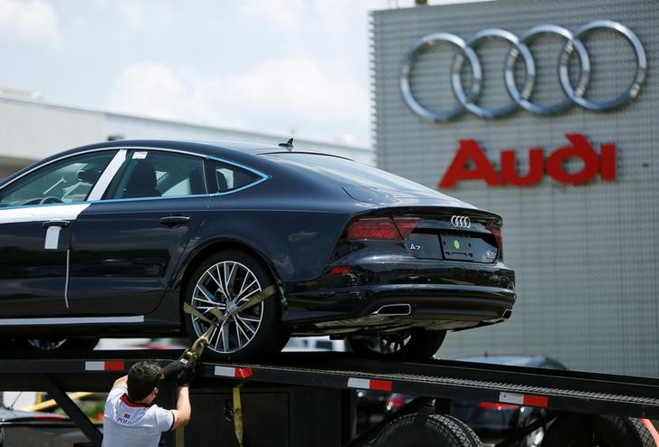 © Reuters. A transport driver unloads a new Audi A7 Sedan at a dealer's lot in Silver Spring