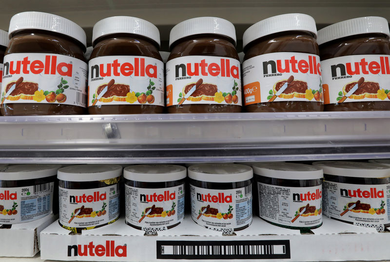 © Reuters. FILE PHOTO:Jars of Nutella chocolate-hazelnut paste are displayed in a Casino supermarket in Nice