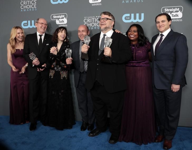 © Reuters. Diretor Guillermo del Toro e elenco do filme "A Forma da Água" posam para foto durante evento na Califórnia, Estados Unidos