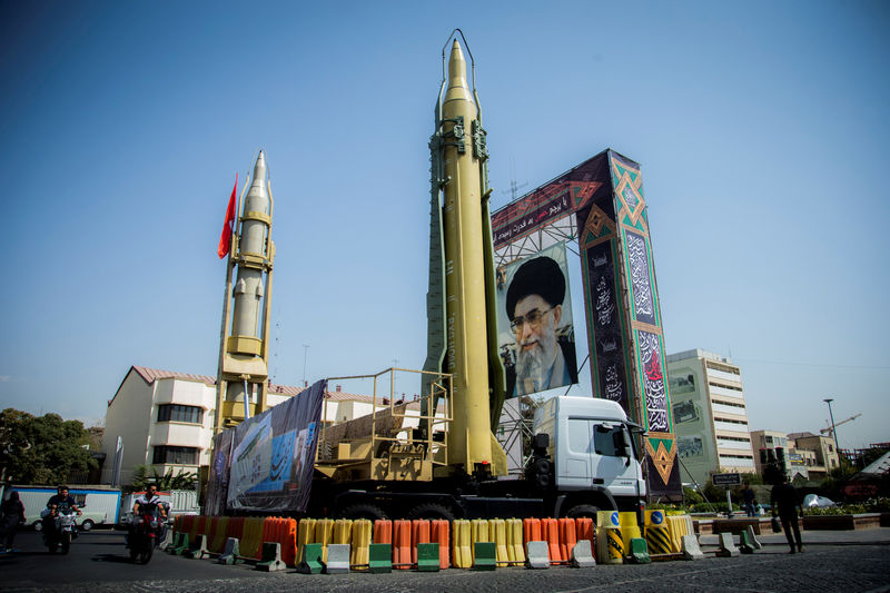 © Reuters. FILE PHOTO: Supreme leader display seen at Baharestan Square in Tehran