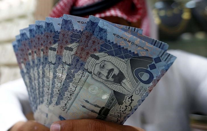 © Reuters. قفزة في مطالبات الزكاة تثير قلق البنوك السعودية