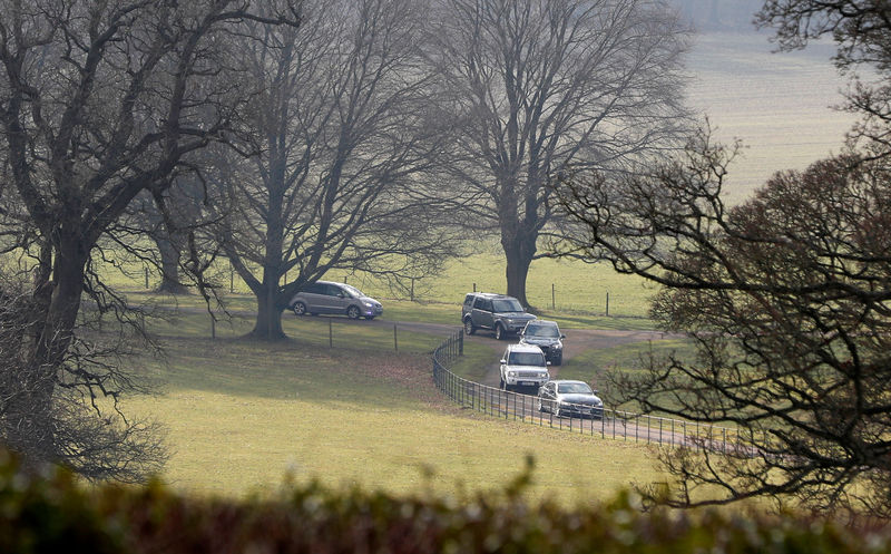 © Reuters. Official government cars make their way through the grounds of Chequers, the official country residence of the Prime Minister, near Aylesbury
