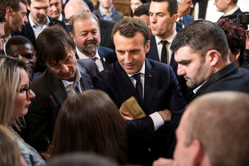 © Reuters. French President Emmanuel Macron speaks with guests after he delivered a speech to the young French farmers invited at the Elysee Palace before the opening of the 2018 Paris International Agricultural Show in Paris