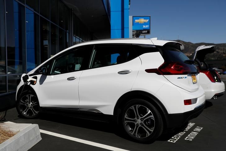 © Reuters. A Chevrolet Bolt electric vehicle is seen at Stewart Chevrolet in Colma, California
