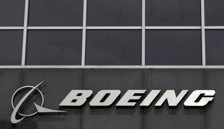 © Reuters. FILE PHOTO - Boeing logo at their headquarters in Chicago