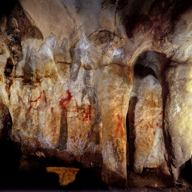 © Reuters. Pinturas neandertales se pueden ver en una cueva en Pasiega