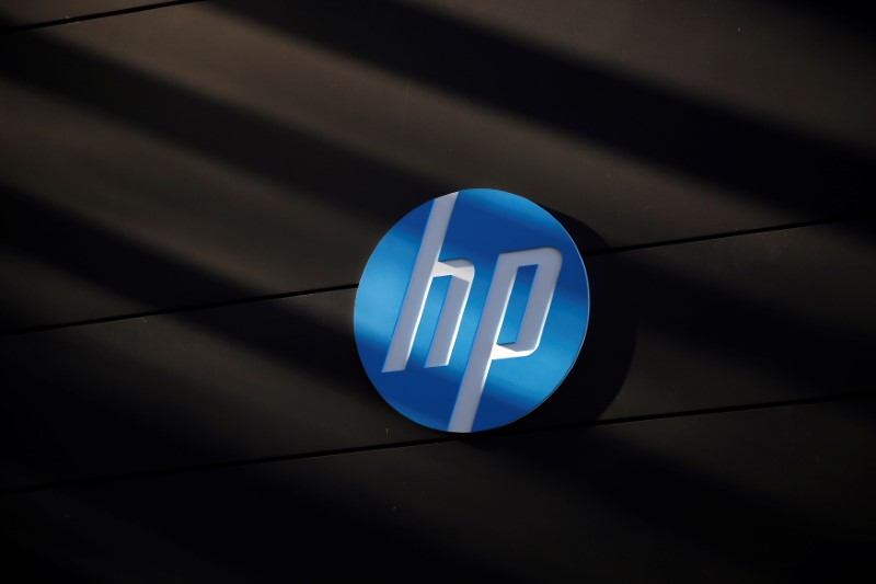© Reuters. FILE PHOTO - A Hewlett-Packard logo is seen at the company's Executive Briefing Center in Palo Alto