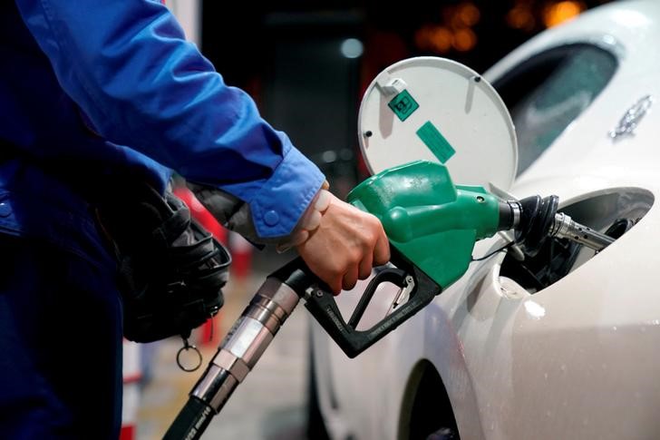 © Reuters. FILE PHOTO: A gas station attendant pumps fuel into a customer's car at a gas station in Shangha