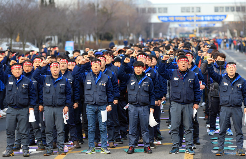 © Reuters. Members of the GM Korea union, a subcommittee for Korea Metal Workers' Union, hold a meeting to demand GM Korea withdraw its plan to shut down Gunsan manufacturing plant in Gunsan