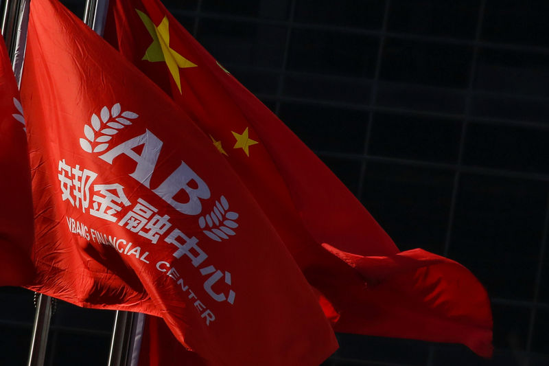 © Reuters. A company flag and the Chinese national flag fly outside the headquarters of Anbang Insurance Group in Beijing