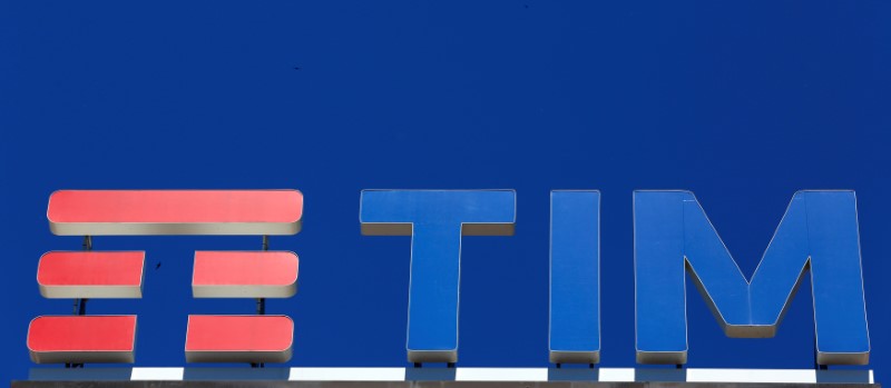 © Reuters. Il logo di Tim a Milano