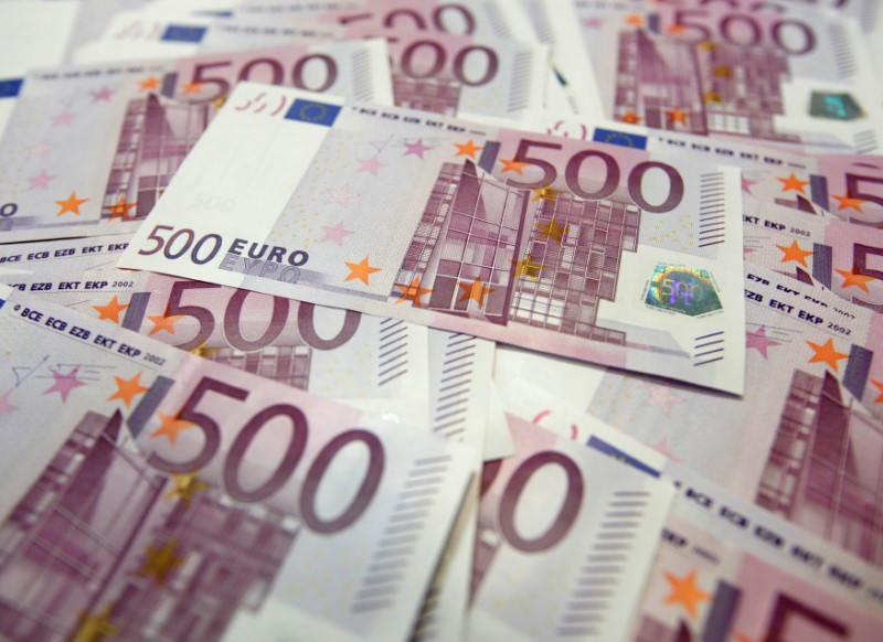 © Reuters. FILE PHOTO: Photo illustration of Euro banknotes at a bank in Seoul