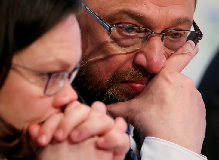 © Reuters. SPD leader Schultz and SPD parliamentary group leader Nahles attend the SPD's one-day party congress in Bonn
