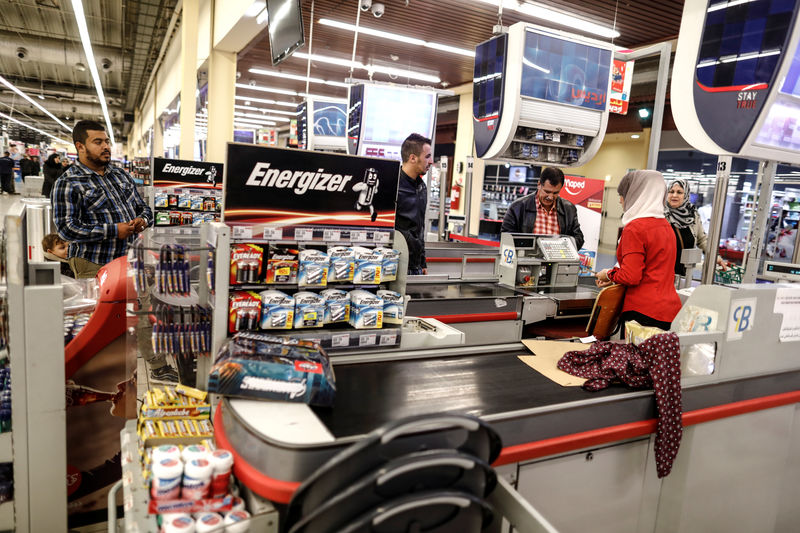 © Reuters. People shop at Ardis supermarket  in Algiers