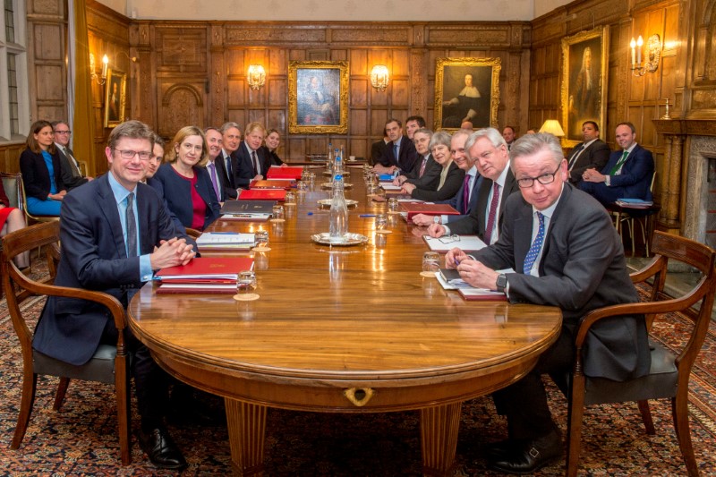 © Reuters. Britain's Prime Minister Theresa May is shown in this officially released photograph with her Brexit 'War Cabinet' for an away-day meeting at Chequers near Aylesbury