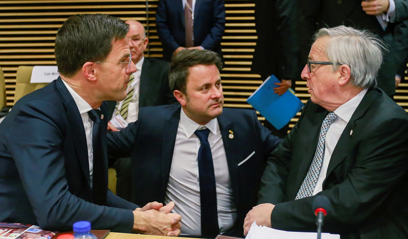 © Reuters. Dutch Prime Minister Mark Rutte talks with his Luxembourg counterpart Xavier Bettel and European Commission President Jean-Claude Juncker during a High Level Conference on the Sahel in Brussels