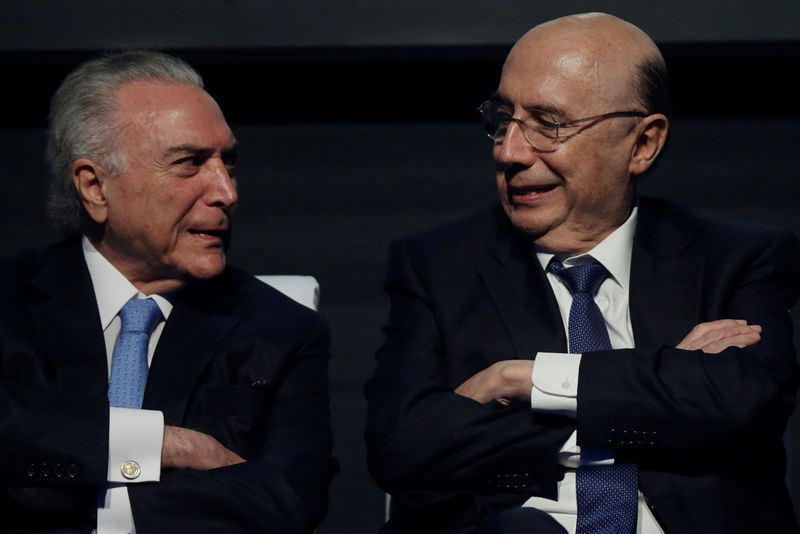 © Reuters. Presidente Michel Temer e ministro da Fazenda, Henrique Meirelles, durante evento em Brasília