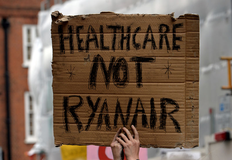 © Reuters. FILE PHOTO: Demonstrators hold a sign outside Ireland's embassy as they support the demand for more liberal Irish abortion laws, in London