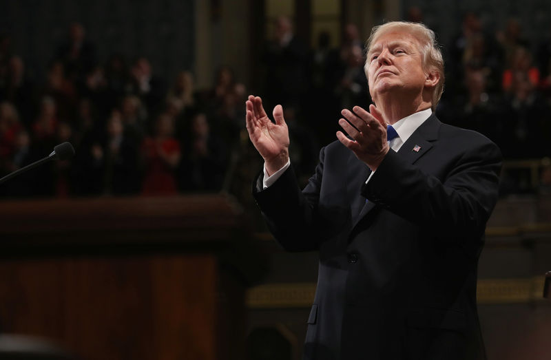 © Reuters. U.S. President Donald Trump applauds during his first State of the Union address in Washington