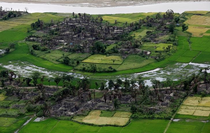 © Reuters. Visão aérea de vilarejo rohingya queimado, no Estado de Rakhine, Mianmar