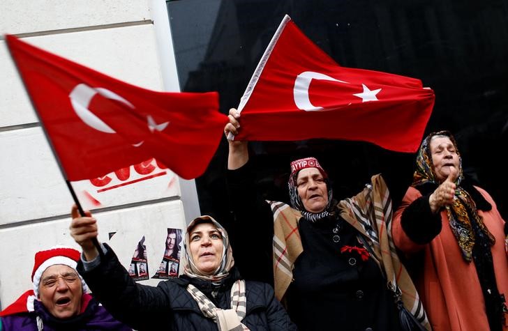 © Reuters. Demonstrators wave Turkish flags during a protest in front of the Dutch Consulate in Istanbul