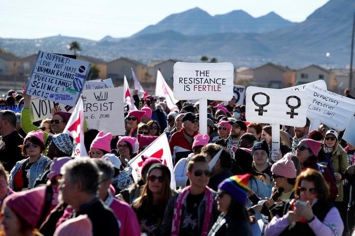 © Reuters. People wait outside Sam Boyd Stadium before the Women's March rally in Las Vegas