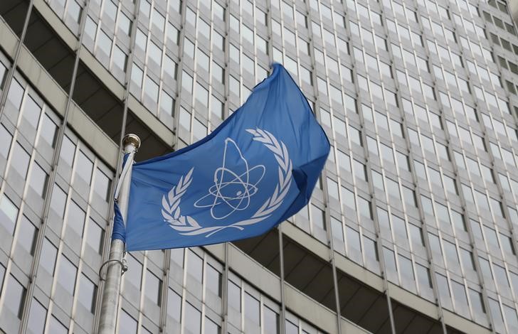 © Reuters. The flag of the IAEA flies in front of its headquarters in Vienna