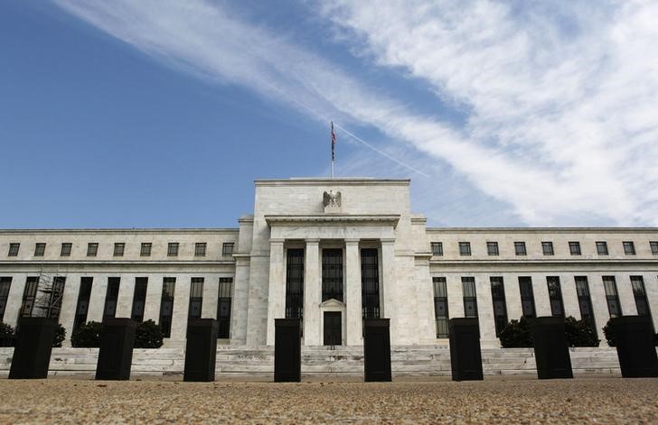 © Reuters. FILE PHOTO: A view shows the Federal Reserve building in Washington