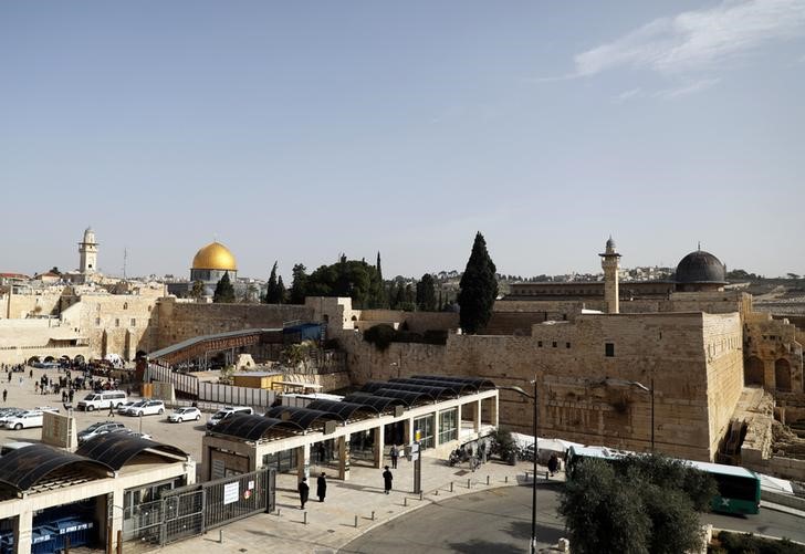 © Reuters. A general view of Jerusalem's Old City shows the Western Wall, Judaism's holiest prayer site, in the foreground as the Dome of the Rock, located on the compound known to Muslims as Noble Sanctuary and to Jews as Temple Mount, is seen in the background