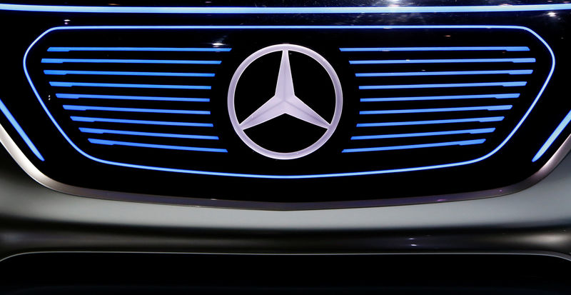 © Reuters. FILE PHOTO:The Mercedes logo is pictured before the annual news conference of Daimler AG in Stuttgart