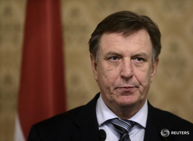 © Reuters. Latvia's Prime Minister Kucinskis listens during a news conference in Riga