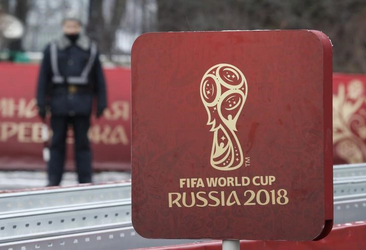 © Reuters. Placa da Copa do Mundo da Rússia é vista perto do Kremlin, em Moscou