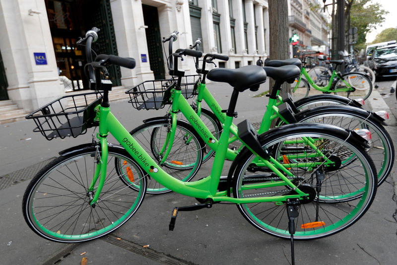 © Reuters. FILE PHOTO: Several "Gobee.bike" bicycles, a city bike-sharing service, are seen on a sidewalk in Paris