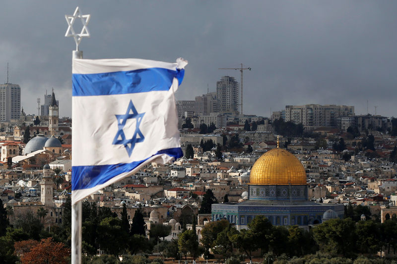 © Reuters. FILE PHOTO: An Israeli flag is seen near the Dome of the Rock, located in Jerusalem's Old City on the compound known to Muslims as Noble Sanctuary and to Jews as Temple Mount