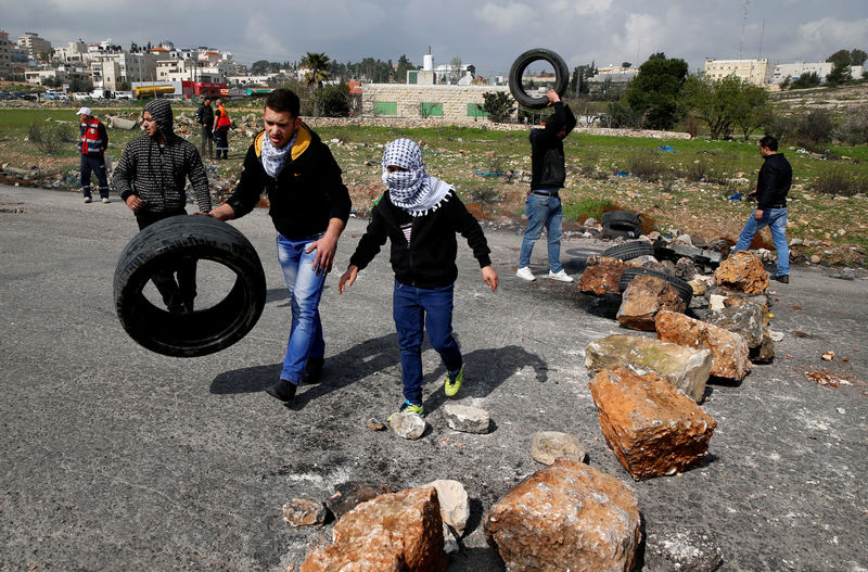 © Reuters. غضب فلسطيني إزاء تقارير النقل المبكر للسفارة الأمريكية إلى القدس