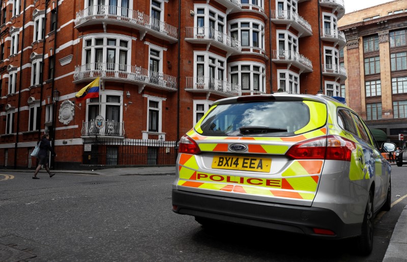 © Reuters. A police car is parked outside the Ecuadorian Embassy, in London, Britain May 20, 2017.  REUTERS/ Peter Nicholls