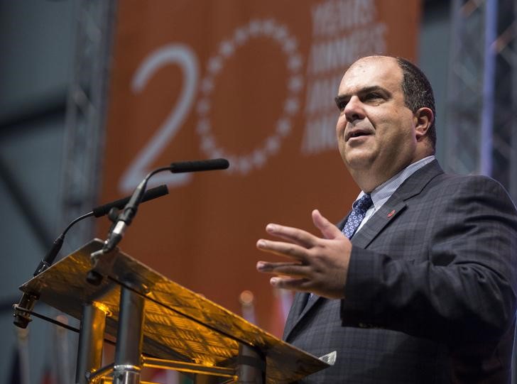 © Reuters. FILE PHOTO - Easyjet founder Stelios Haji-Ioannou speaks at a media event to celebrate 20 years in business at Luton Airport