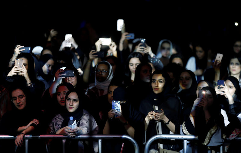 © Reuters. سعوديون يحضرون أول مهرجان لموسيقى الجاز في المملكة