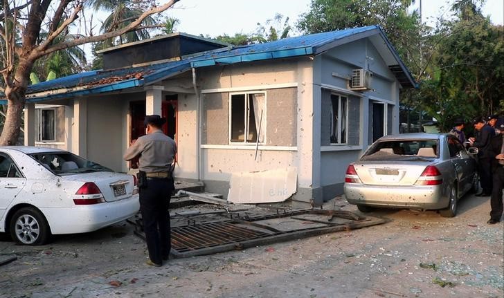 © Reuters. انفجار ثلاث قنابل بشمال غرب ميانمار وإصابة شرطي