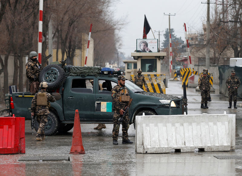 © Reuters. مقتل 18 جنديا في هجوم لحركة طالبان على موقع للجيش الأفغاني