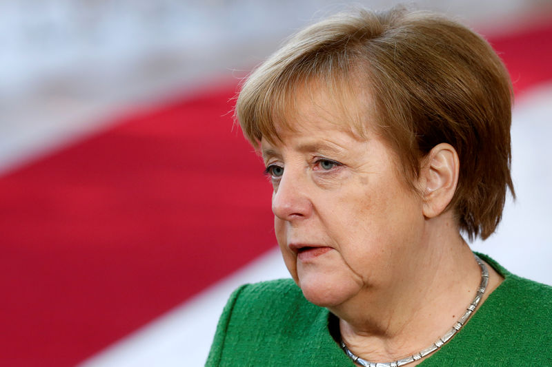 © Reuters. حزب ألماني حليف لميركل يطالب بالالتزام باتفاقات الهجرة