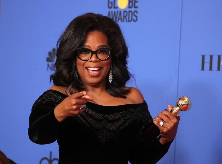 © Reuters. La presentadora de televisión Oprah Winfrey posa con el premio Cecil B. DeMille en los Globos de Oro en Beverly Hills, California, EEUU.