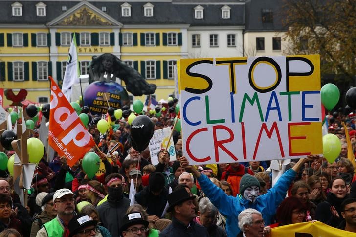 © Reuters. Imagen de archivo de personas durante una manifestación bajo el lema "Protejan el clima -frenen el carbón" en Bonn, Alemania