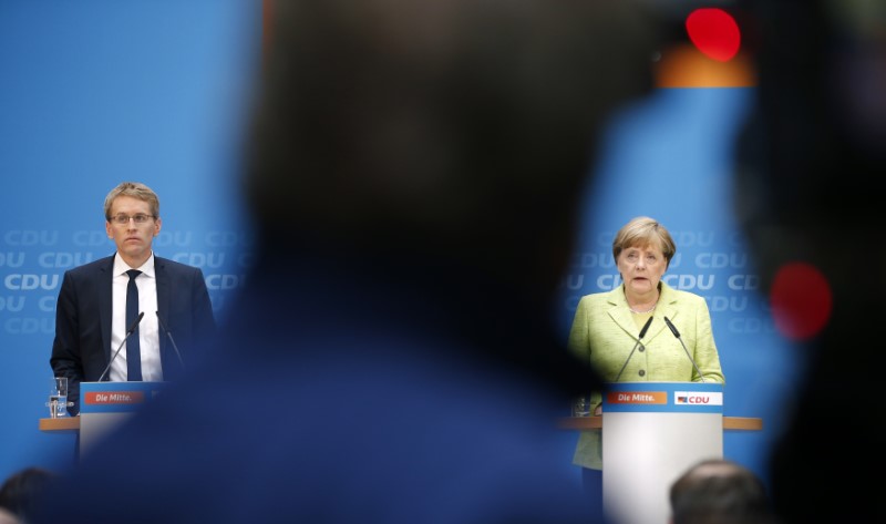 © Reuters. Guenther, top candidate of the CDU and German Chancellor Merkel address a news conference in Berlin