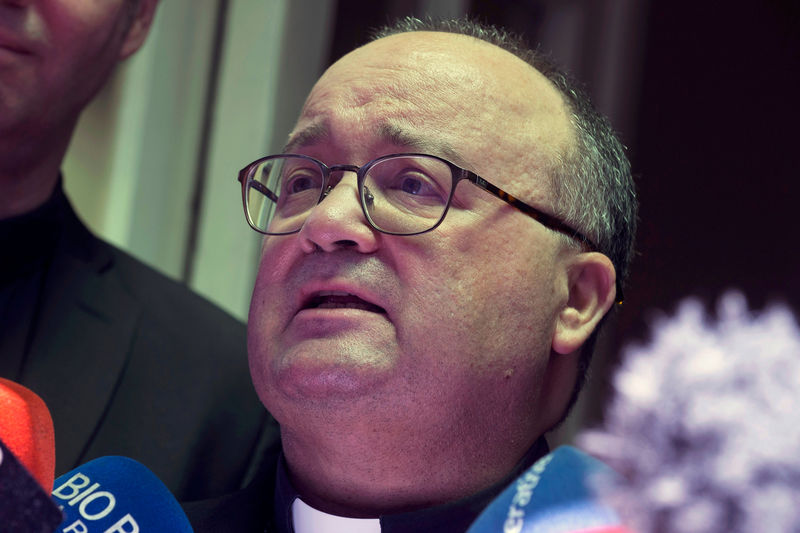 © Reuters. El enviado especial del Vaticano, el arzobispo Charles Scicluna, habla con los medios luego de reunirse con víctimas de abusos sexuales presuntamente cometidos por miembros de la iglesia, en Santiago