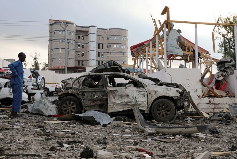 © Reuters. La cifra de víctimas por los atentados de Somalia sube a 45, según un oficial del gobierno
