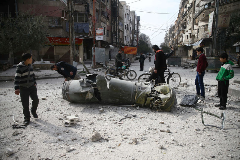 © Reuters. Los equipos de rescate en Guta dicen que los ataques no les permiten contar los muertos