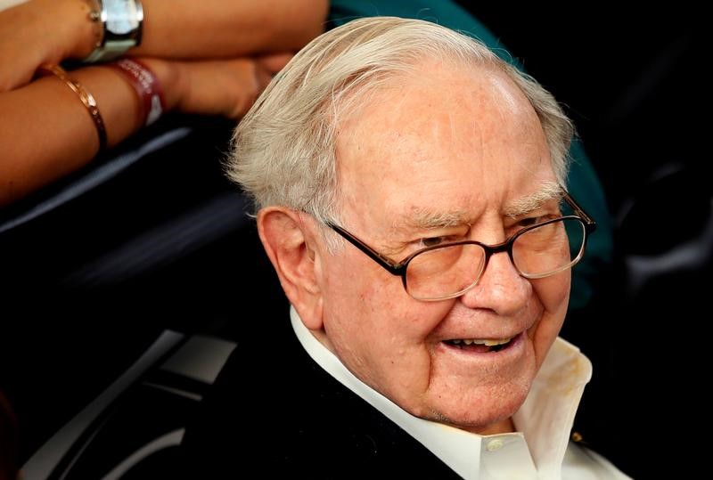 © Reuters. FILE PHOTO: Berkshire Hathaway CEO Warren Buffett waits to play table tennis during the Berkshire Hathaway annual meeting weekend in Omaha